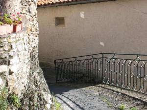 Dans le village de Laroque (75)