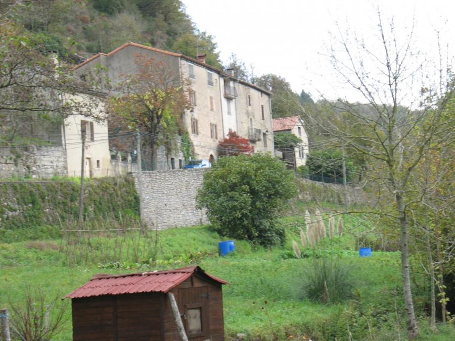 Dans le village de Laroque (28)