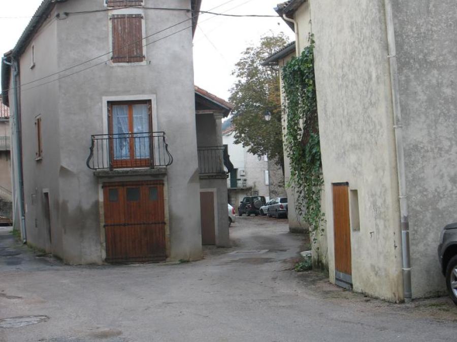 Dans le village de Laroque (63)