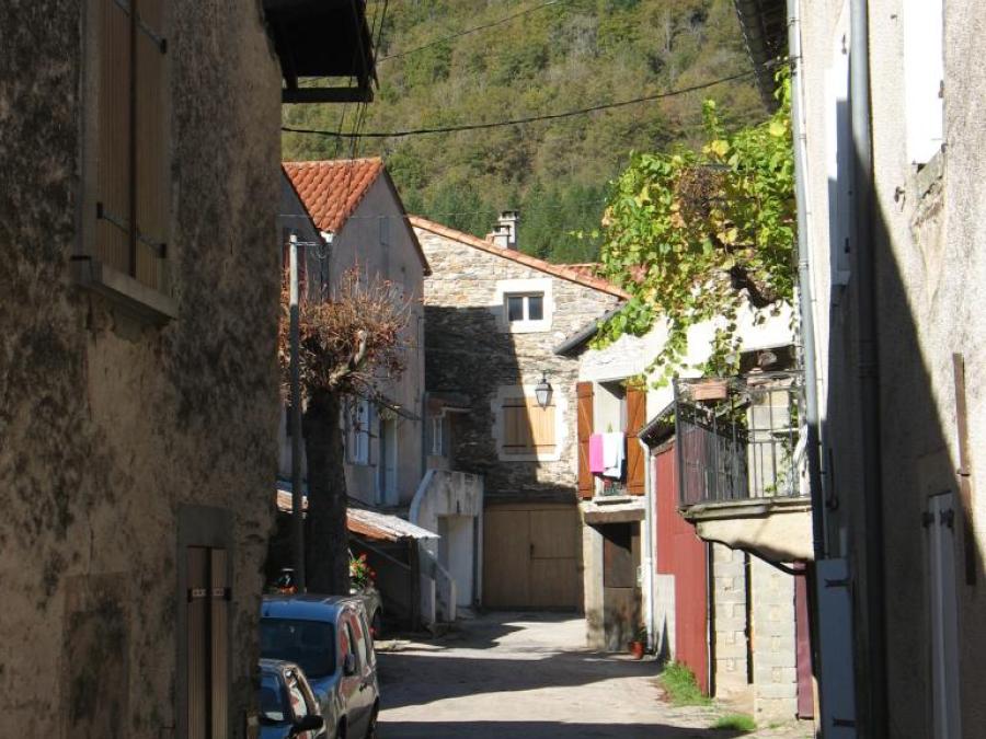 Dans le village de Laroque (71)