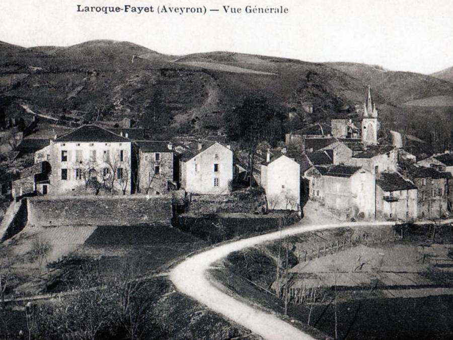 Vue générale de Laroque début du 20eme siècle (9)
